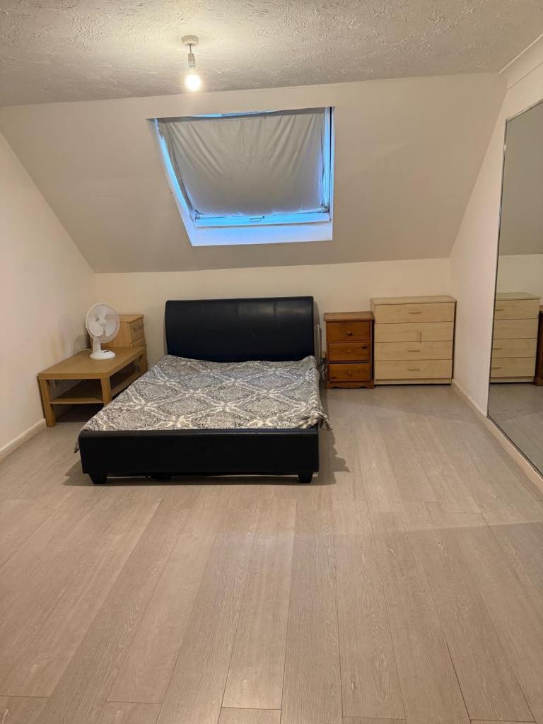 Large room for single person- Walthamstow Central- bills included 