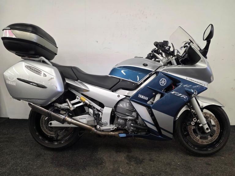 YAMAHA FJR 1300 ** ADJUSTABLE SCREEN - FULL LUGGAGE - DELKEVIC EXHAUSTS **