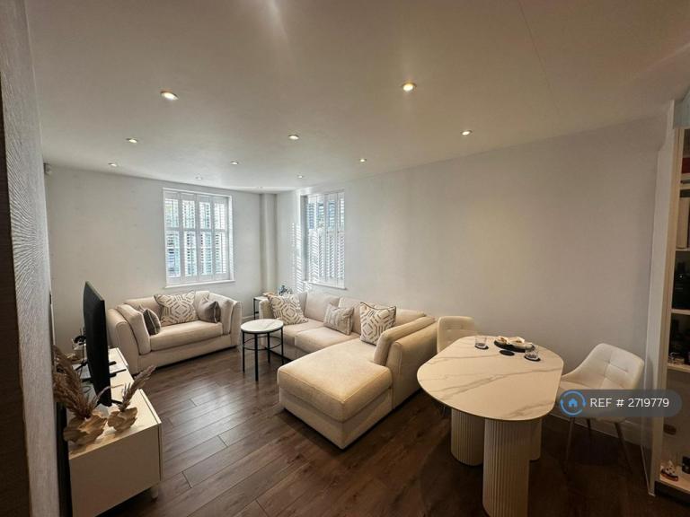 2 bedroom flat in Kew Bridge Road, Brentford, TW8 (2 bed) (#2719779)