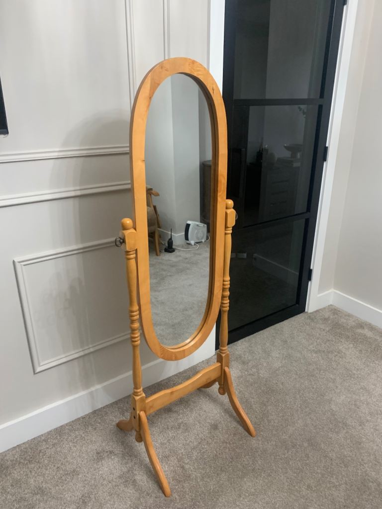 Vennessa Cheval Mirror In oak good condition 