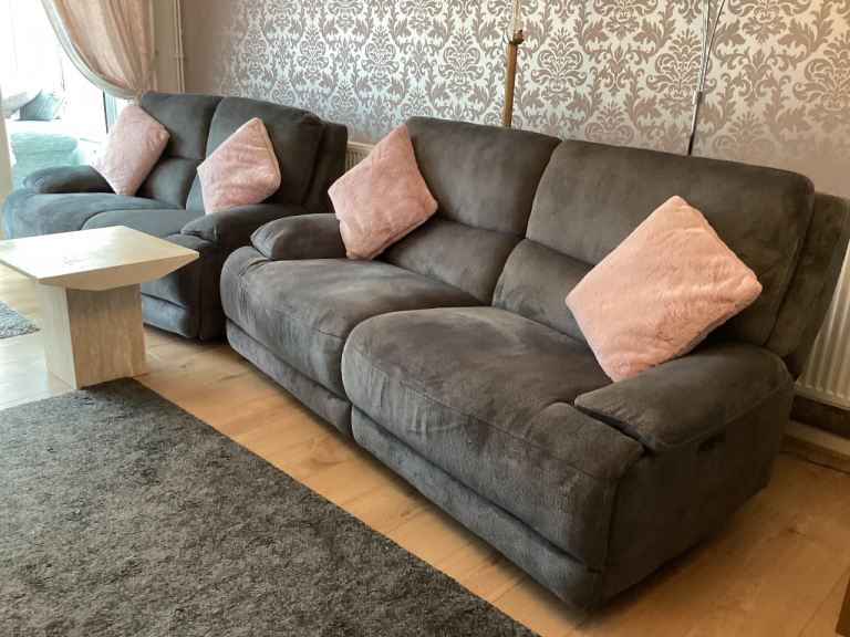 image for Greatly Reduced grab a bargain 3 and 2 seater reclining sofas