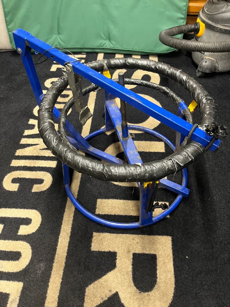 Tyre bead breaker 
