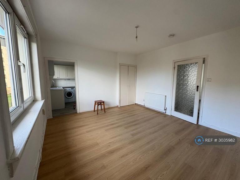 2 bedroom flat in Lochend Park, Edinburgh, EH7 (2 bed) (#3035982)