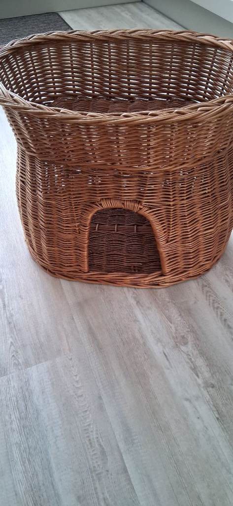 Wicker basket cat bed 