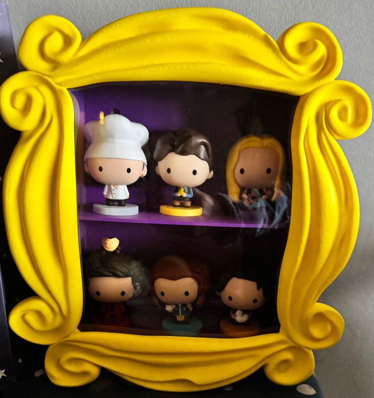 Friends 6 figures and Frame 