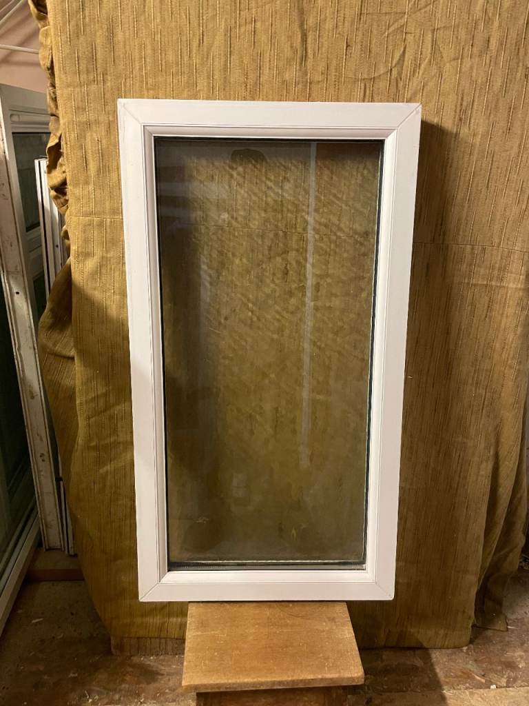 H 99 x W 54 cm - SMALL UPVC DOUBLE GLAZED WINDOW - OBSCURE GLASS - GOOD CONDITION (REF: SJ8V)