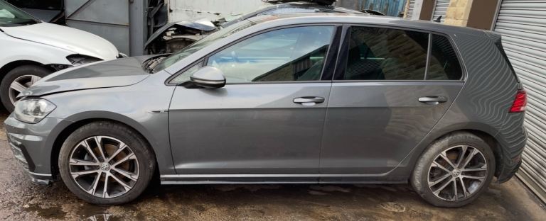 Volkswagen Golf R-Line Breaking for Parts.