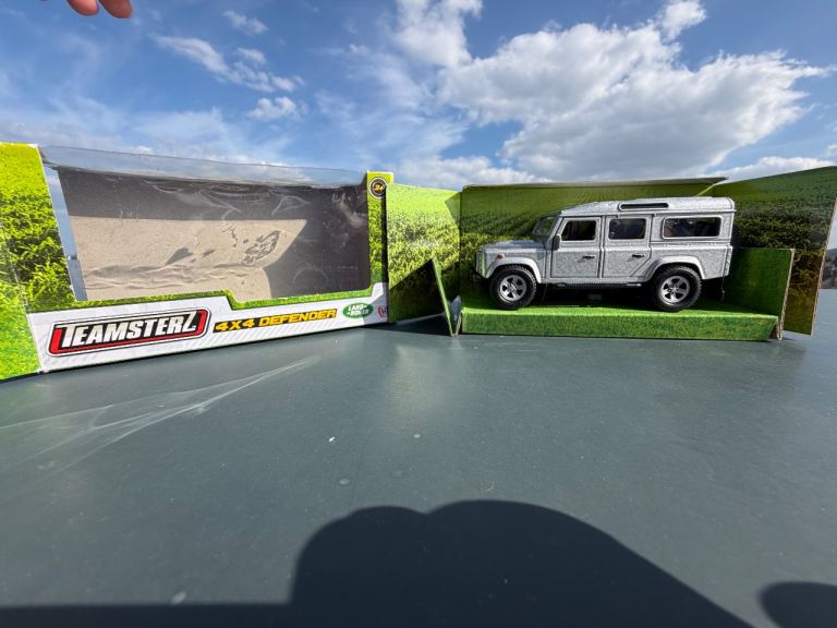 Pair of Model Vehicles – Volkswagen Microbus & Land Rover Defender – 1:32/1:38 Scale