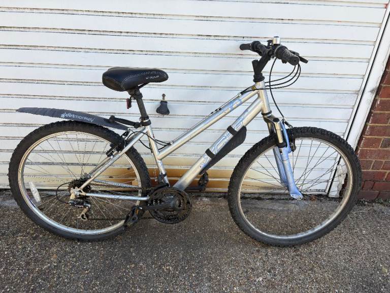 MAN OR LADIES BIKE  hybrid 26in wheels 6x3 gears 17 nin frame  suit short person  serviced  £80