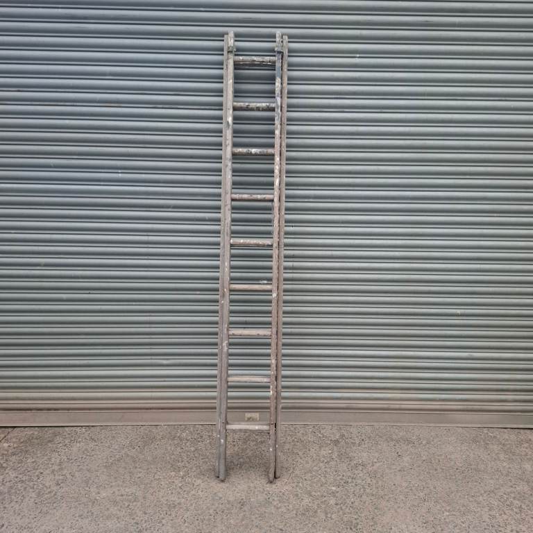 Double wooden extension ladders