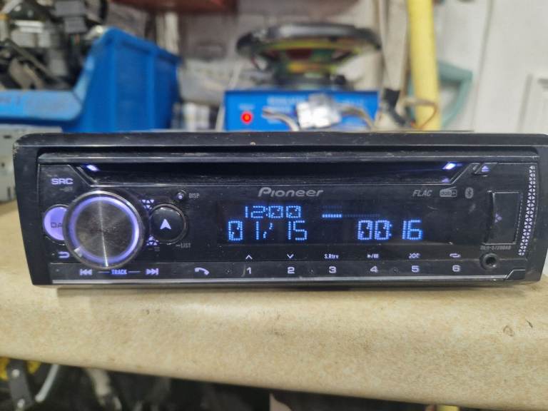 Pioneer CD/Radio player 50x4 output comes with DAB, Bluetooth & front USB £70 ono can post/install .