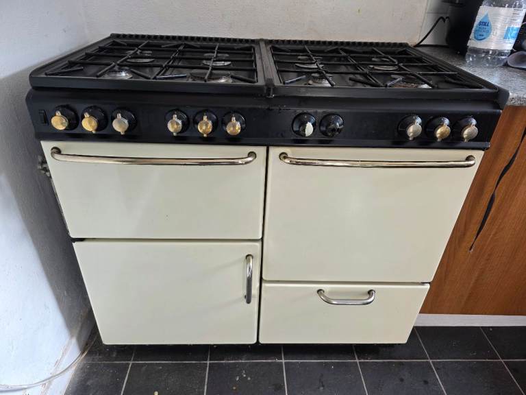 Large Cream Gas Range Cooker – 8 Burners, Two Ovens