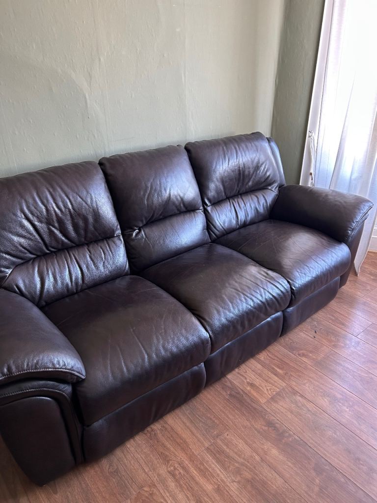 Three seater leather sofa in excellent condition 