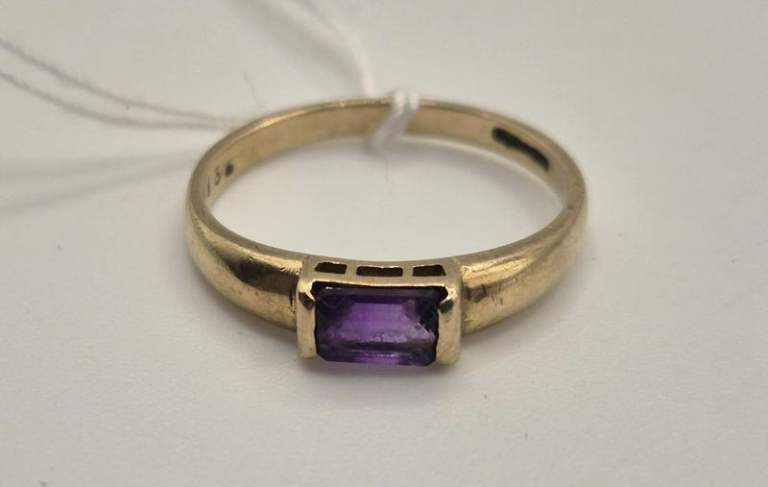 9ct yellow gold & baguette amethyst set ring