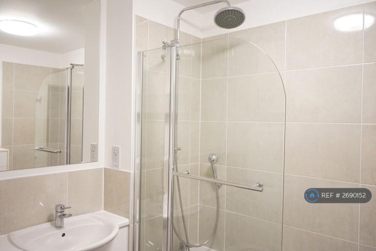 2 bedroom flat in Verona House, Mitcham, CR4 (2 bed) (#2690152)