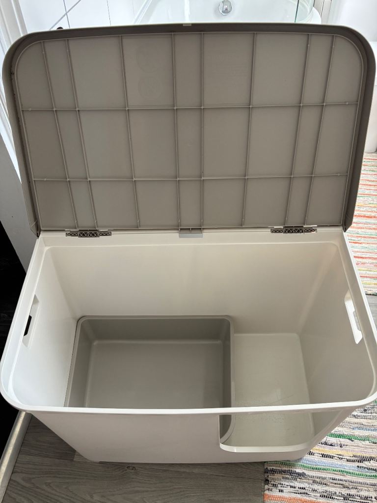 Large Cat litter tray with lid. 