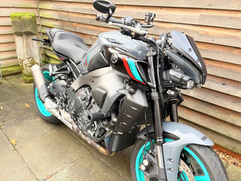 2023 / 73 Yamaha MT10 £10000 Grey 5978 miles.