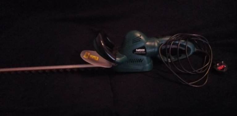 HEDGE TRIMMER - GREEN - POWER - 420w Corded 45cm Hedge Trimmer / local delivery / ship all UK