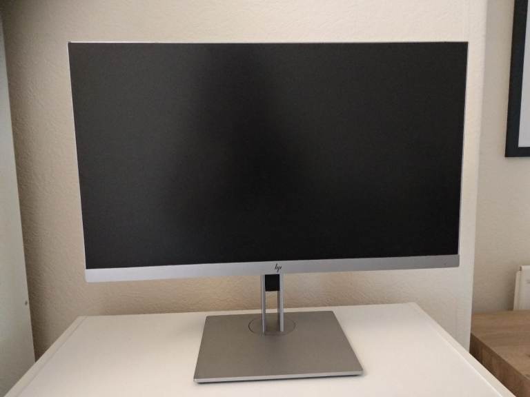 HP Professional Monitor – Height Adjustable / Vertical Rotation / Ergonomic Office Monitor