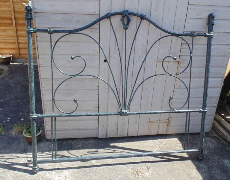 (#414) large stunning king size antique style metal head board   (Pick up only, Dy4 area)