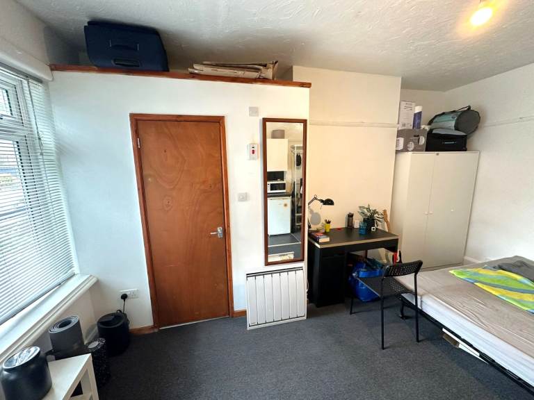 Studio flat - Highfield - BILLS INC - Available NOW