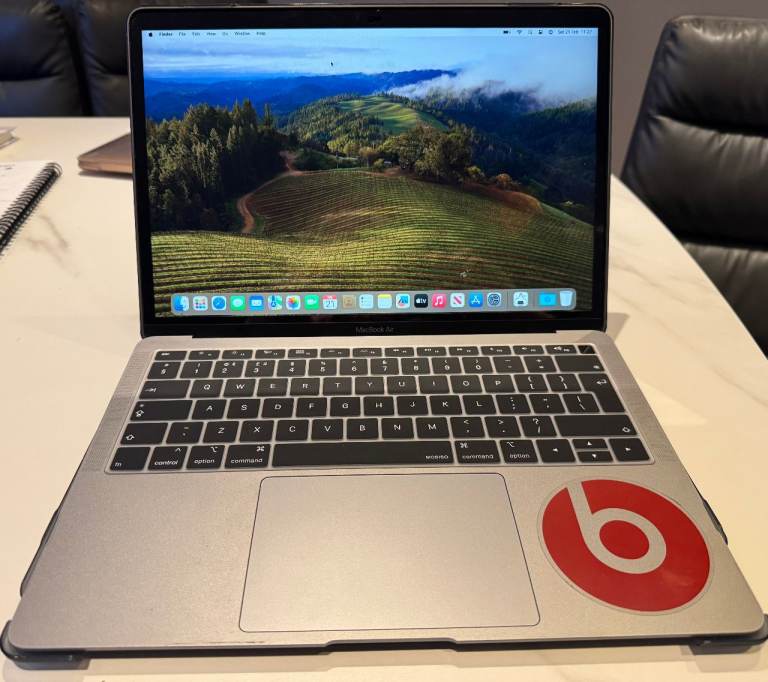 2019 MacBook Air Retina 13.3" 256 GB SSD, 8GB Ram in Space Grey