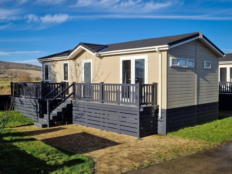 Luxury Waterfront Lodge in Horsham  - Lodge / Caravan 