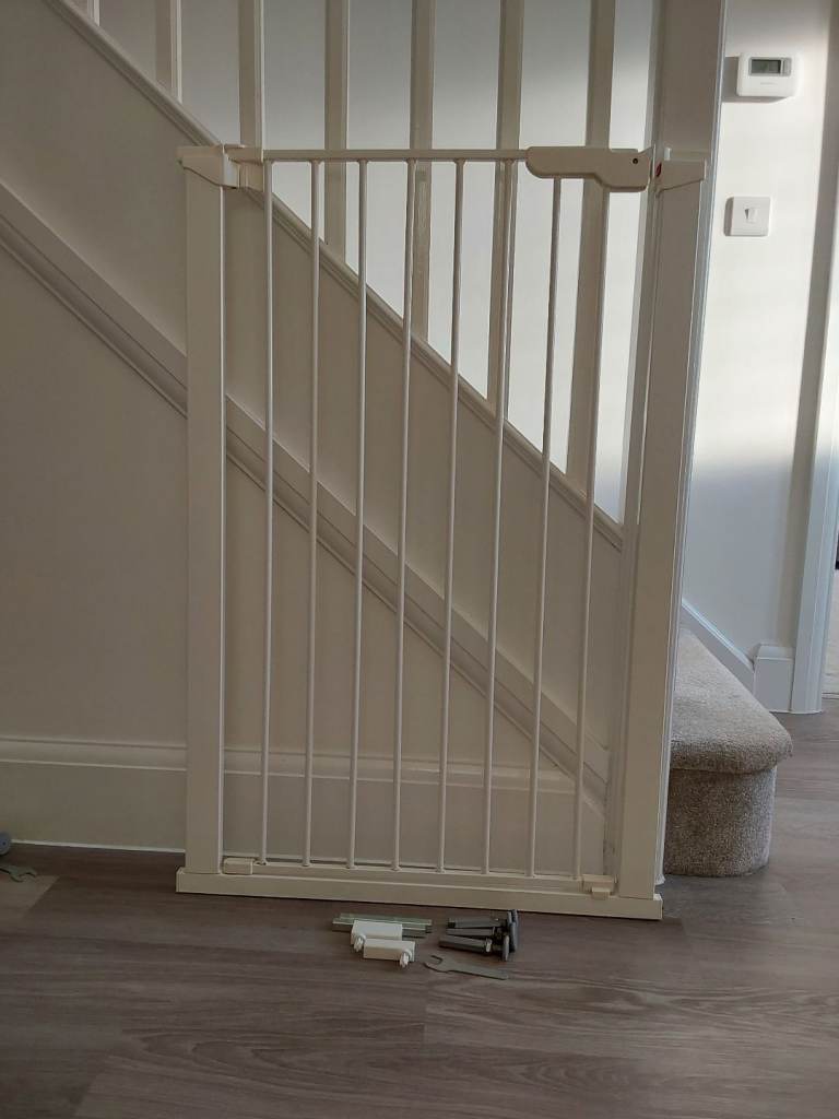 BABYDAN DOG GATE WHITE METAL WITH EXTENSION FITTINGS