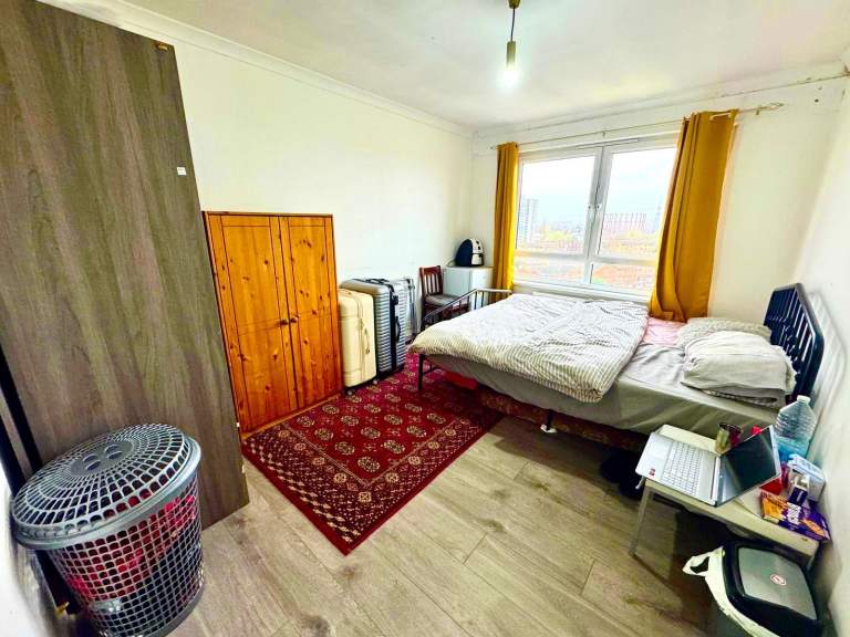 SPACIOUS DOUBLE BEDROOM TO RENT IN A 2 BED FLAT SINGLES-750/COUPLE OR DOUBLE-950 WITH BILLS