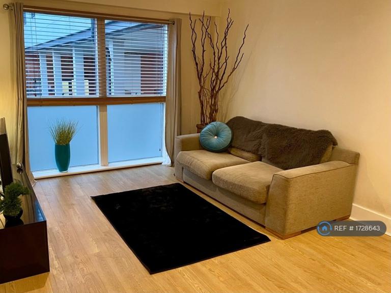 1 bedroom flat in Church Street, Epsom, KT17 (1 bed) (#1728643)