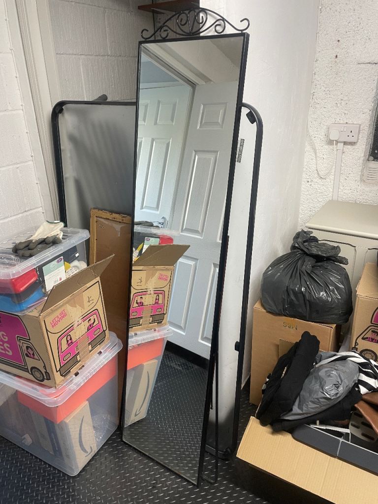 Free standing mirror black