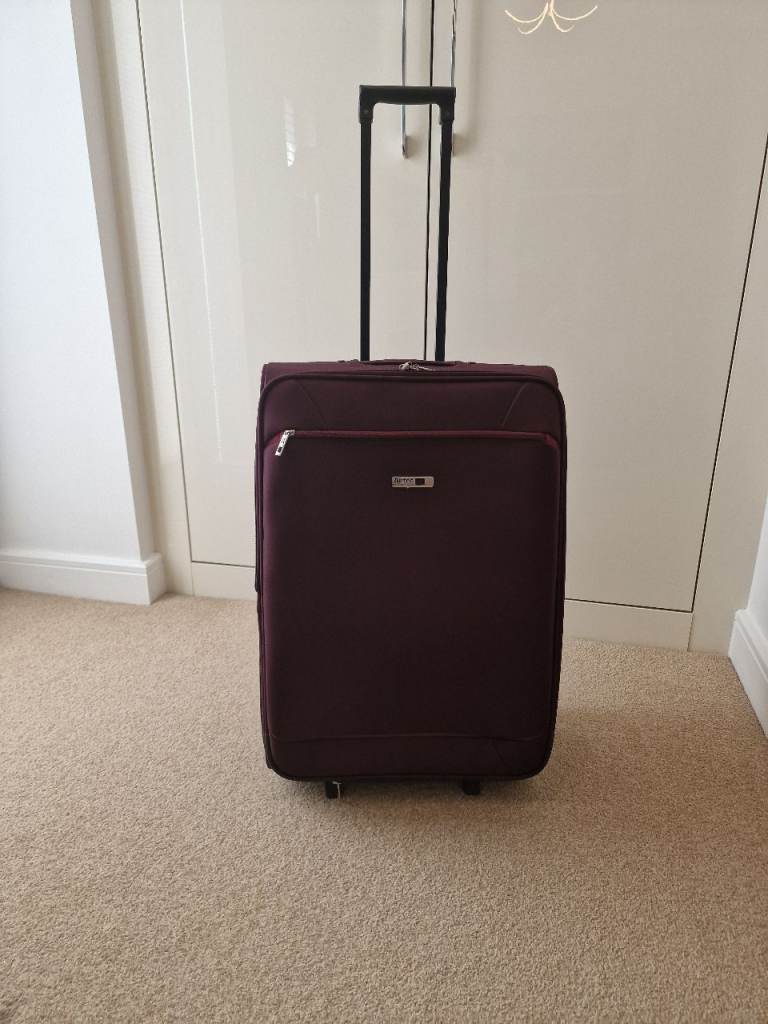 Premium Carlton Airtec Medium Suitcase (24") – Pristine Condition!