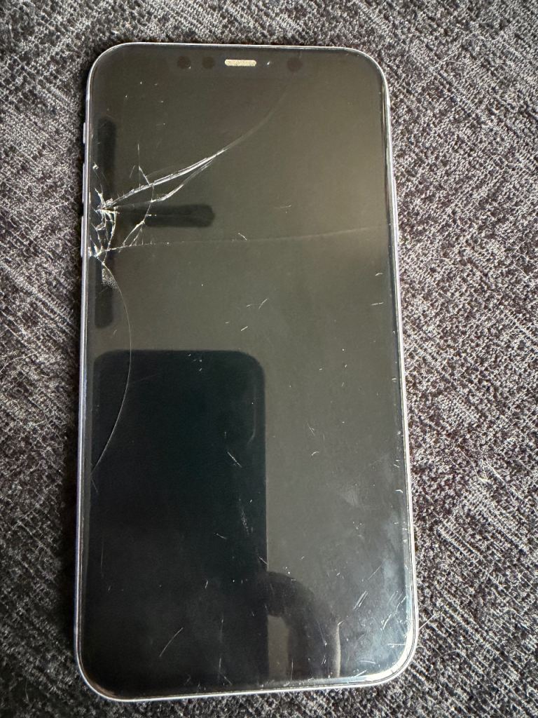 Apple iPhone 11 White – Cracked Screen, Fully Functional