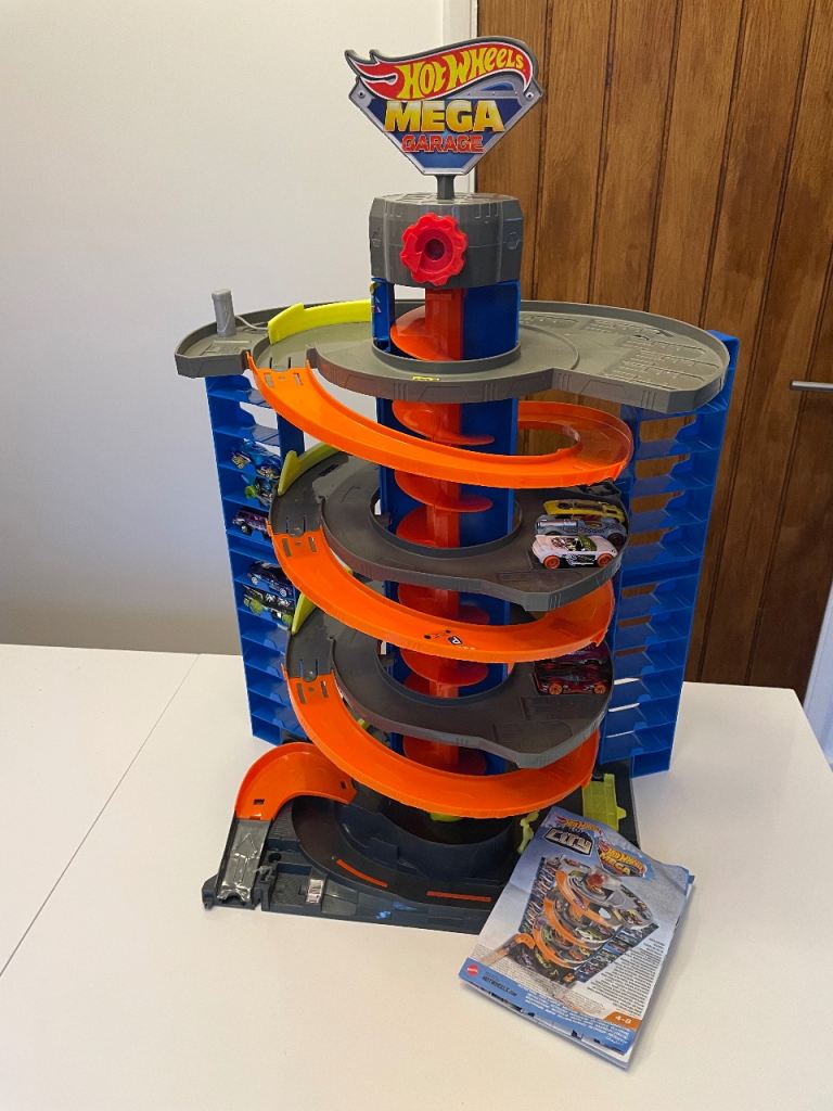 Hotwheels Mega garage and 10 cars