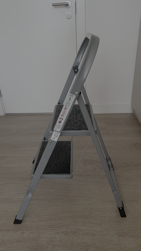 2-Step Folding Ladder / Step Stool – Excellent Condition