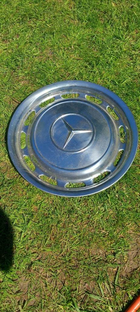 Mercedes hub cap