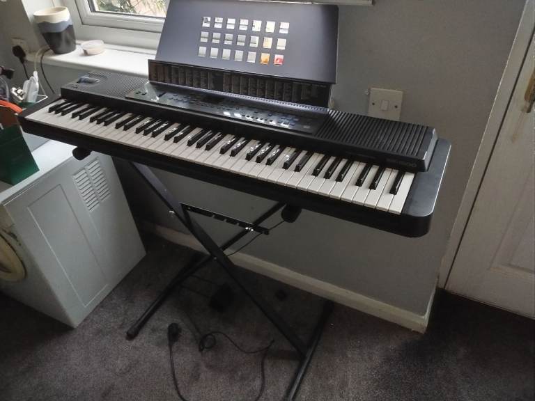 Electric keyboard Casio with power lead and stand in very good condition good working order 