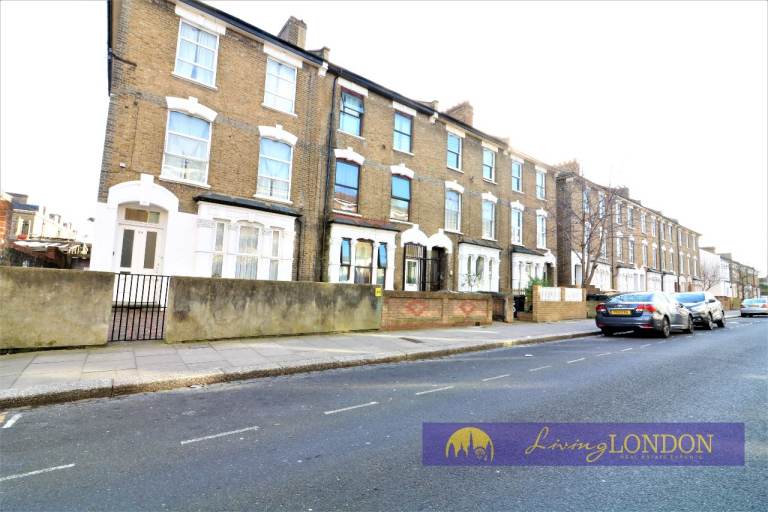 Two Bed Flat to Rent in White Hart Lane N17