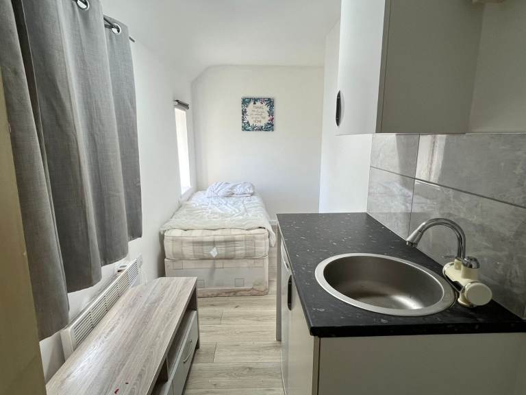 BENEFITS ACCEPTED - Studio Flat Available in Heathrow Slough SL3