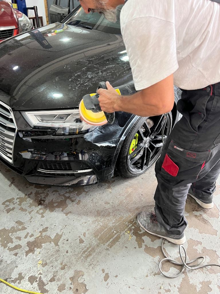 Car bodywork garage for rent 