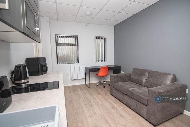 1 bedroom flat in Stile Common Road, Huddersfield, HD4 (1 bed) (#3060566)