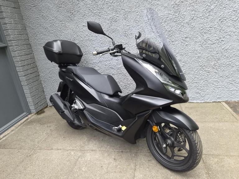 2023 Honda PCX 125, 125 cc scooter, twist and go