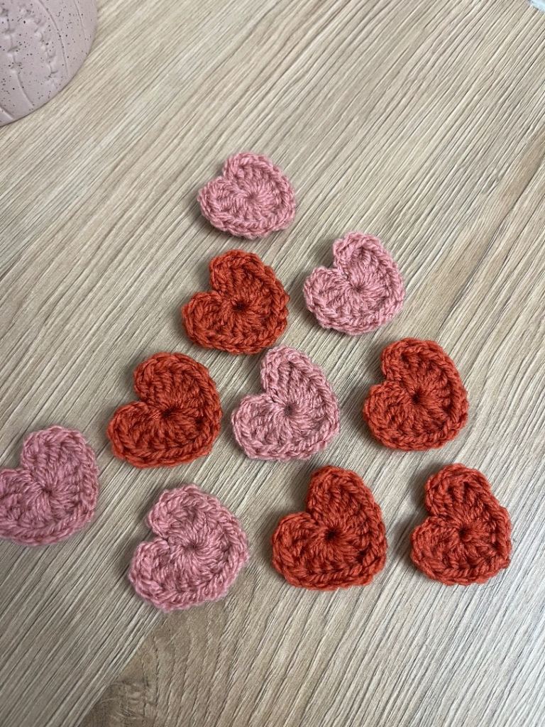 Crochet mini hearts 