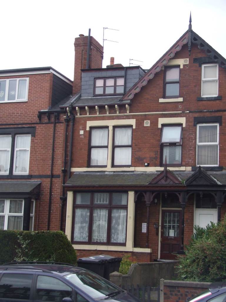 Large, clean, newly refurbished and well maintained room in Beeston Leeds 11