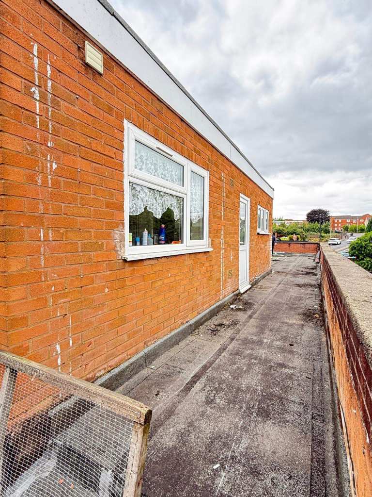 *B.C.H*-2 Bed Flat-Lower Church Lane, TIPTON-Walking Distance to Dudley Port Train Station