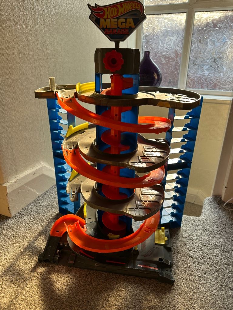 Hotwheels Mega Garage - Very good condition