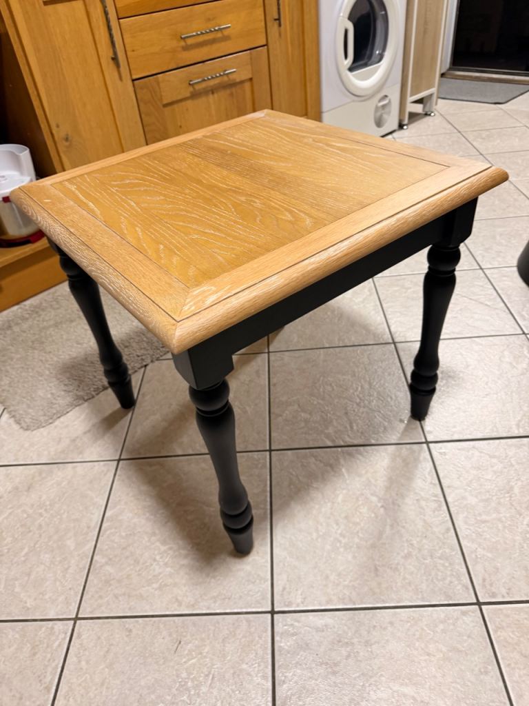 House of Isabella Side Table - Oak Top, Black Legs