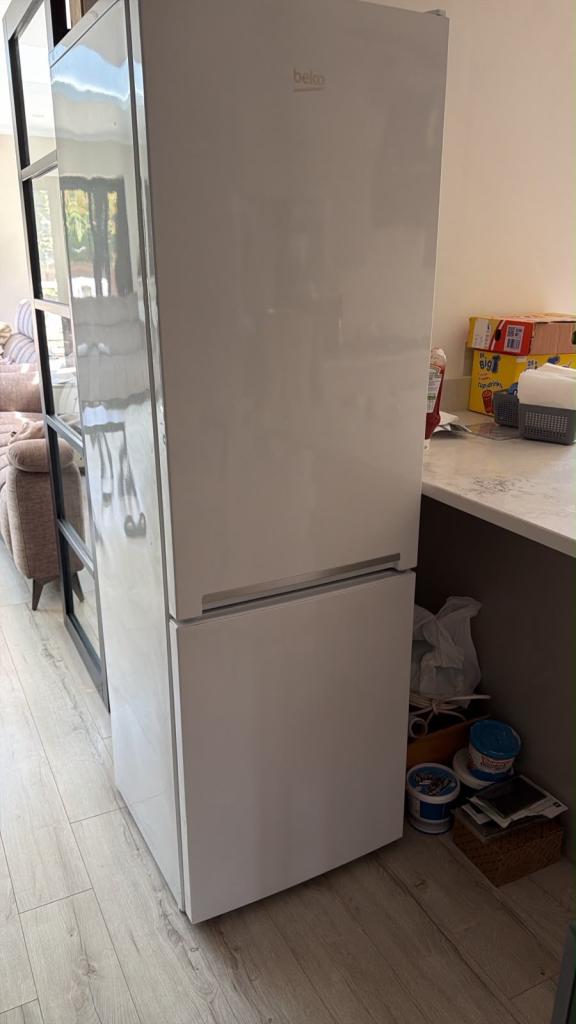 Beko CSG1571W White Freestanding Fridge Freezer Bottom Freezer 2 Door