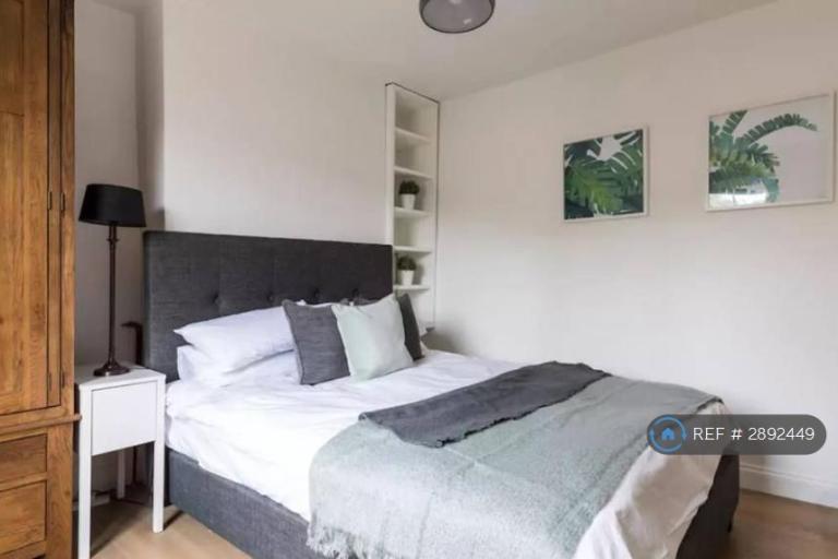 3 bedroom flat in Camberwell New Road, London, SE5 (3 bed) (#2892449)