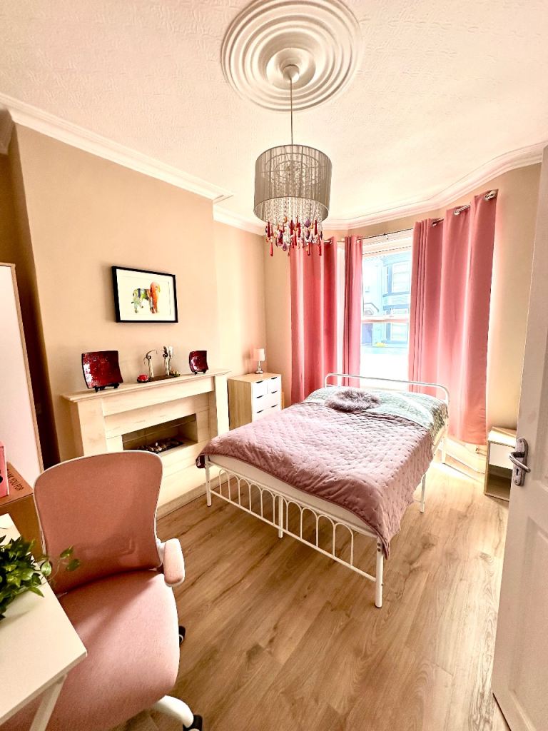 Two Large  Bedrooms  ( 18& 22m² )| Warm Renovated Home  | Bills Included